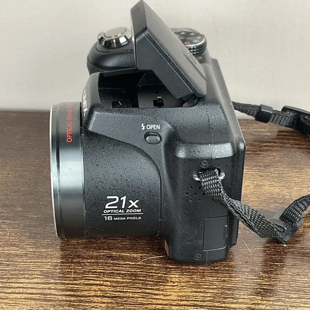 Panasonic Lumix DMC-LZ30 16 MP Digital Camera 21x Optical Zoom Case & 2gb Memory